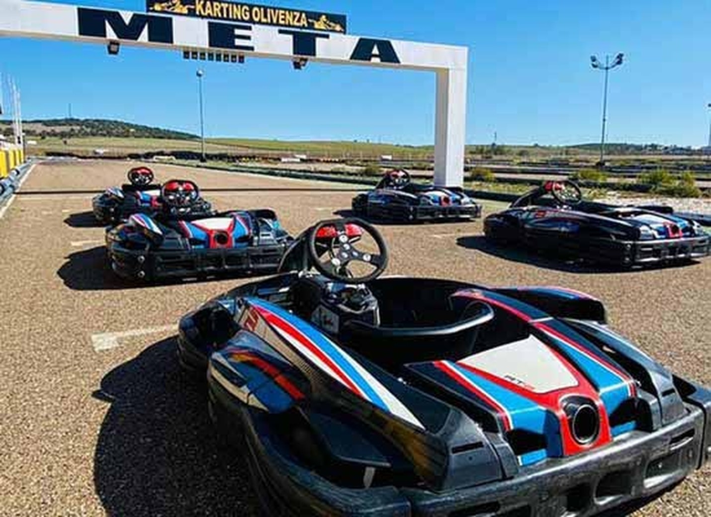 Karts en la línea de meta